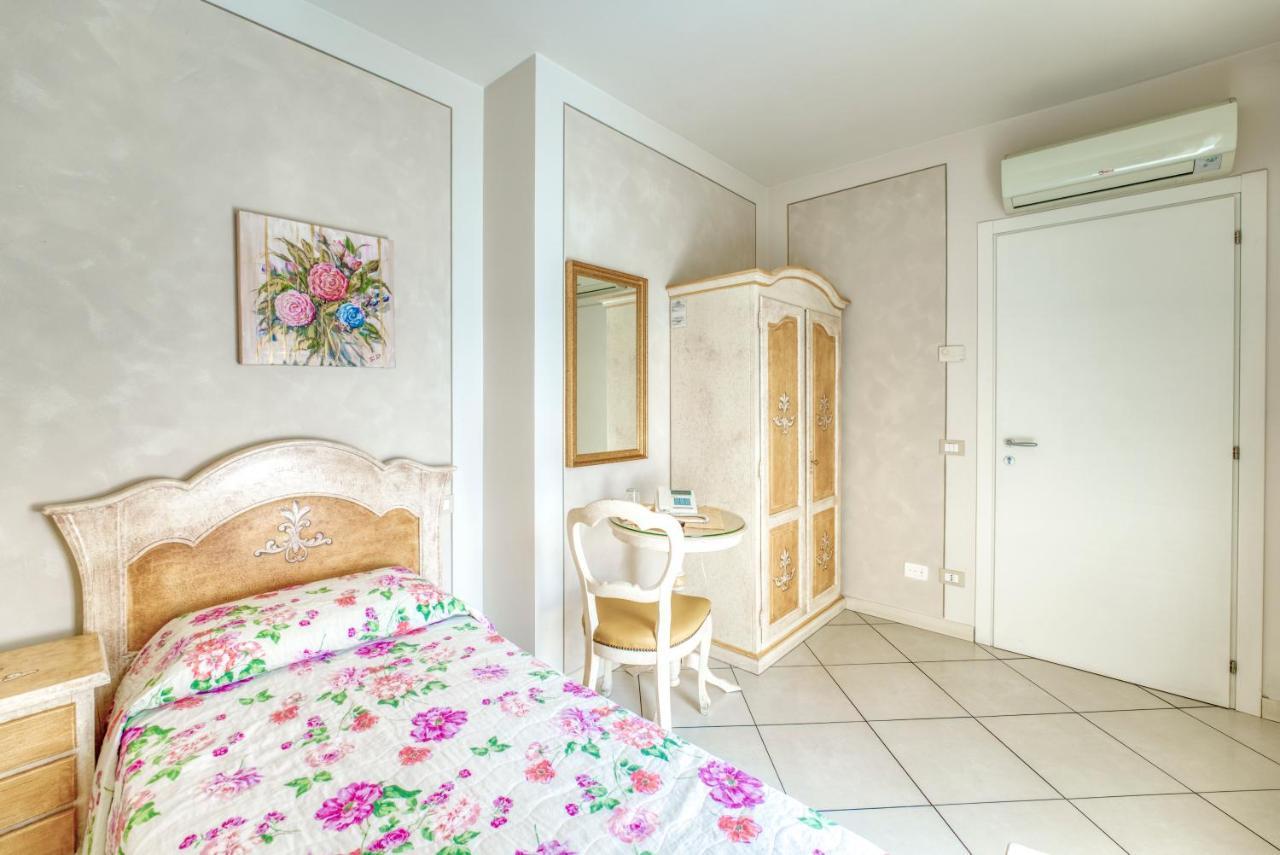 Villa Liberty Darfo Boario Terme Bagian luar foto